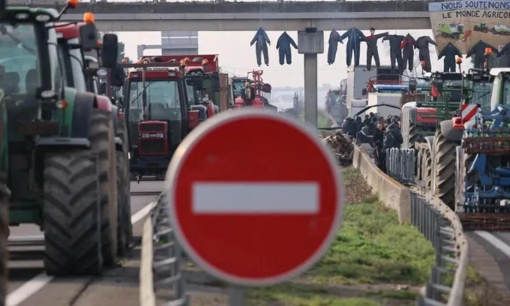 Γιατί οι αγρότες της Ευρώπης βγάζουν την οργή τους στους δρόμους;